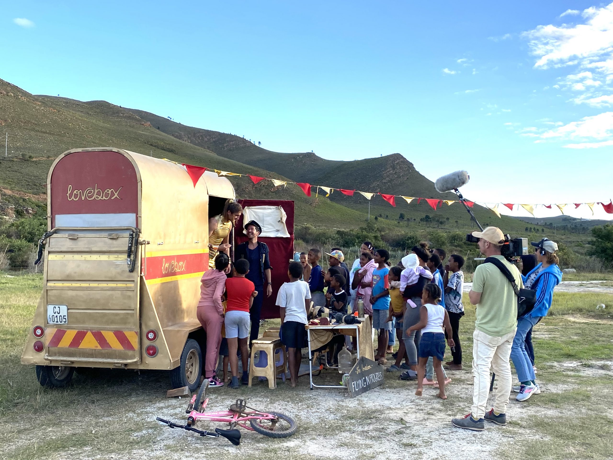 Die Lovebox unterwegs in Südafrika, mit Kindern und Filmcrew