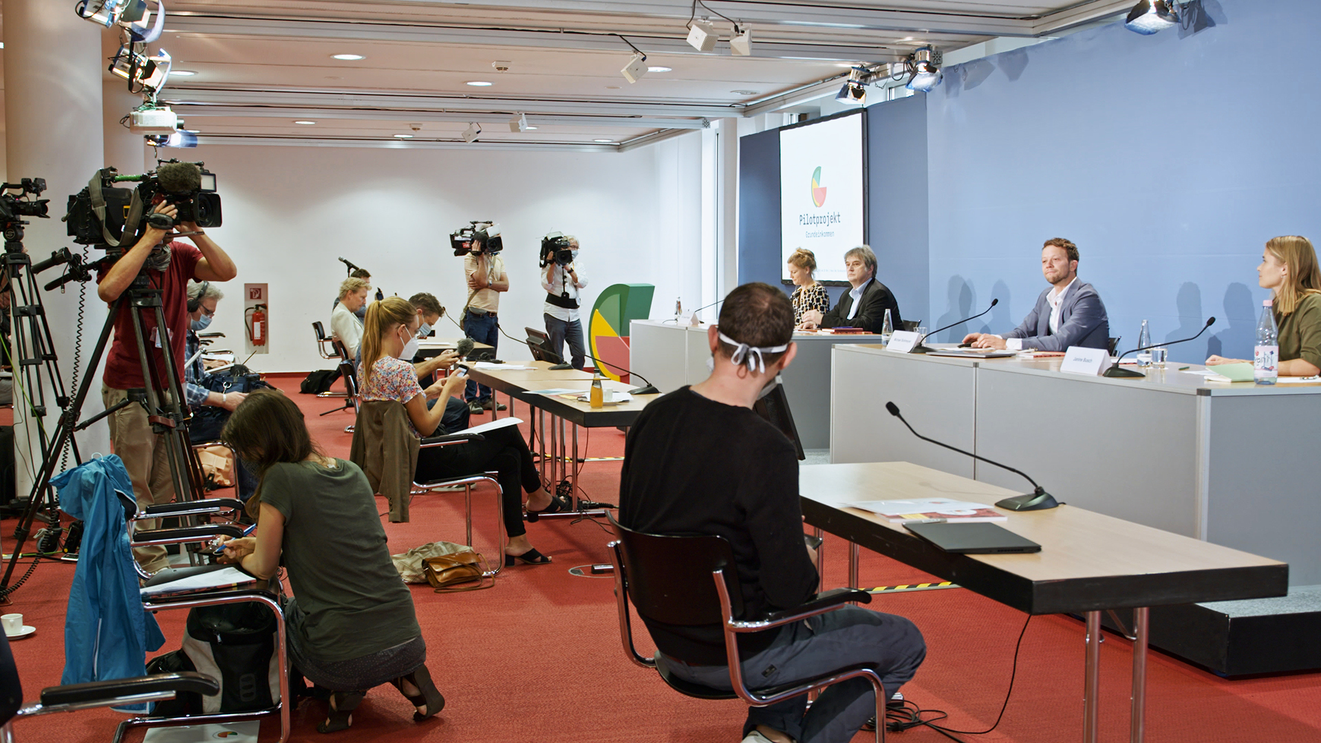 Press conference for the Universal Basic Income study with
researchers, organisers and media